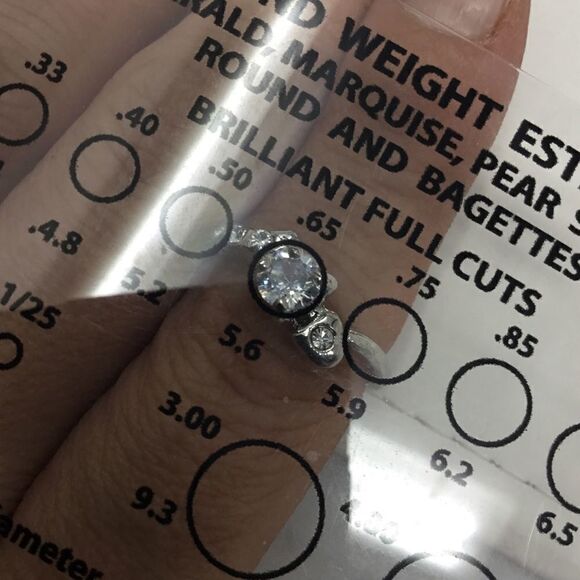 Round Cubic Ziconia with Heart Fashion Ring (H15) - Picture 7 of 8